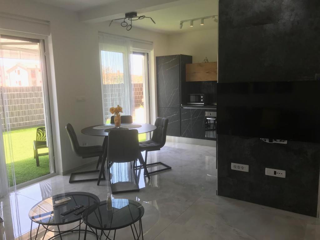 Hedonist-Luxury 2 Bedroom Apartment With Private Hot Tub, Garden And Free Parking Trogir Kültér fotó